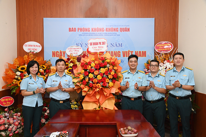 C&aacute;c cơ quan, đơn vị trong Qu&acirc;n chủng Ph&ograve;ng kh&ocirc;ng-Kh&ocirc;ng qu&acirc;n ch&uacute;c mừng B&aacute;o PK-KQ nh&acirc;n dịp kỷ niệm 101 năm Ng&agrave;y B&aacute;o ch&iacute; C&aacute;ch mạng Việt Nam