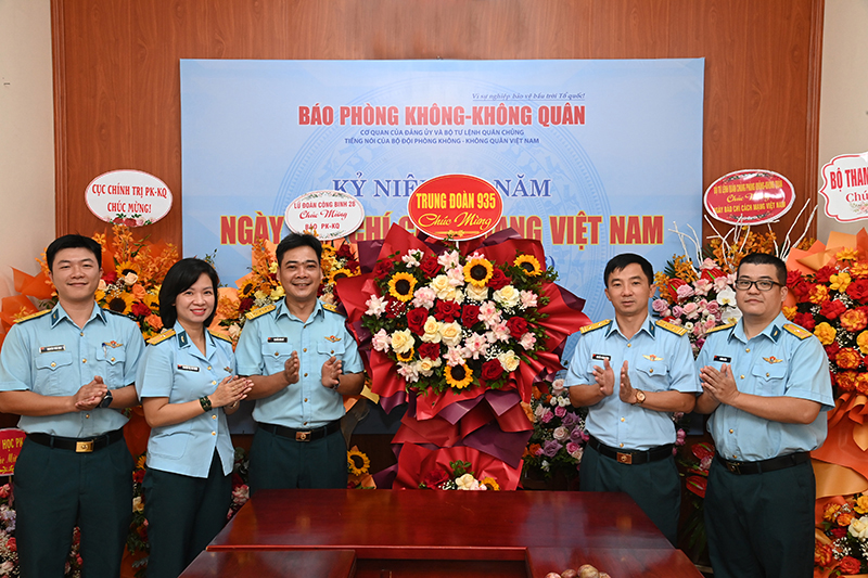 C&aacute;c cơ quan, đơn vị trong Qu&acirc;n chủng Ph&ograve;ng kh&ocirc;ng-Kh&ocirc;ng qu&acirc;n ch&uacute;c mừng B&aacute;o PK-KQ nh&acirc;n dịp kỷ niệm 101 năm Ng&agrave;y B&aacute;o ch&iacute; C&aacute;ch mạng Việt Nam