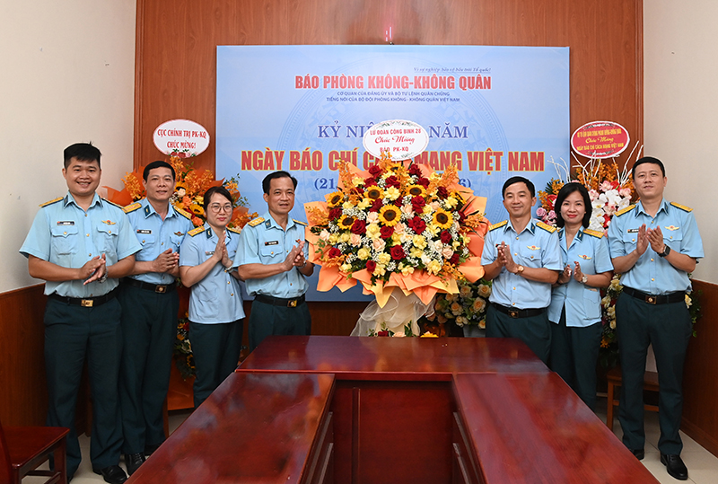 C&aacute;c cơ quan, đơn vị trong Qu&acirc;n chủng Ph&ograve;ng kh&ocirc;ng-Kh&ocirc;ng qu&acirc;n ch&uacute;c mừng B&aacute;o PK-KQ nh&acirc;n dịp kỷ niệm 101 năm Ng&agrave;y B&aacute;o ch&iacute; C&aacute;ch mạng Việt Nam