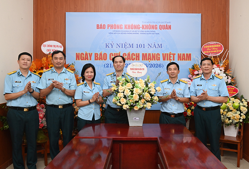 C&aacute;c cơ quan, đơn vị trong Qu&acirc;n chủng Ph&ograve;ng kh&ocirc;ng-Kh&ocirc;ng qu&acirc;n ch&uacute;c mừng B&aacute;o PK-KQ nh&acirc;n dịp kỷ niệm 101 năm Ng&agrave;y B&aacute;o ch&iacute; C&aacute;ch mạng Việt Nam