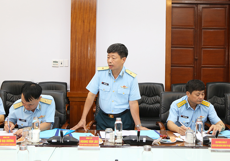 Đại tướng Nguyễn Trọng Nghĩa - Chủ nhiệm Tổng cục Ch&iacute;nh trị Qu&acirc;n đội nh&acirc;n d&acirc;n Việt Nam l&agrave;m việc với Ban Thường vụ Đảng ủy Qu&acirc;n chủng Ph&ograve;ng kh&ocirc;ng - Kh&ocirc;ng qu&acirc;n