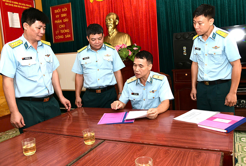 Cục Ch&iacute;nh trị Qu&acirc;n chủng Ph&ograve;ng kh&ocirc;ng-Kh&ocirc;ng qu&acirc;n kiểm tra kết quả x&acirc;y dựng điểm c&ocirc;ng t&aacute;c Đảng, c&ocirc;ng t&aacute;c ch&iacute;nh trị 6 th&aacute;ng đầu năm 2026 tại Trung đo&agrave;n 923