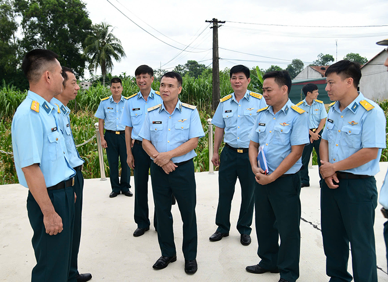 Cục Ch&iacute;nh trị Qu&acirc;n chủng Ph&ograve;ng kh&ocirc;ng-Kh&ocirc;ng qu&acirc;n kiểm tra kết quả x&acirc;y dựng điểm c&ocirc;ng t&aacute;c Đảng, c&ocirc;ng t&aacute;c ch&iacute;nh trị 6 th&aacute;ng đầu năm 2026 tại Trung đo&agrave;n 923