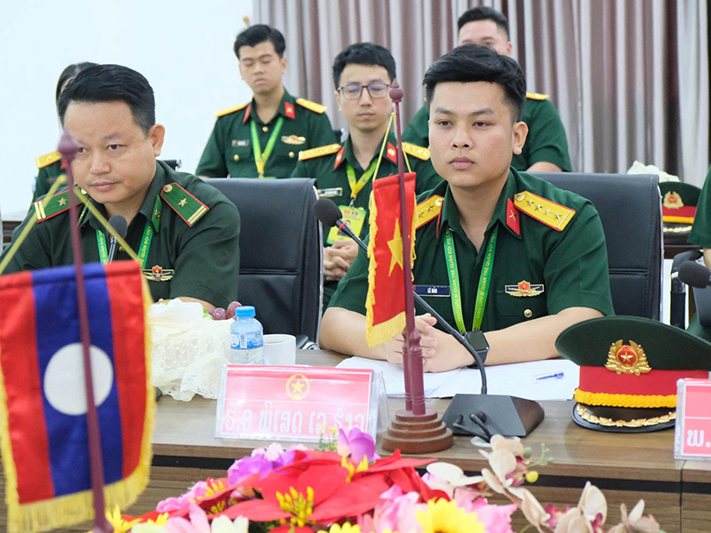 Đo&agrave;n sĩ quan trẻ Qu&acirc;n đội nh&acirc;n d&acirc;n Việt Nam đến thăm v&agrave; giao lưu tại Sư đo&agrave;n Bộ binh 1, Qu&acirc;n đội nh&acirc;n d&acirc;n L&agrave;o