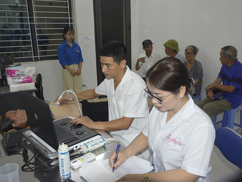 Học viện PK-KQ tổ chức Chương tr&igrave;nh kh&aacute;m bệnh, tư vấn sức khỏe, cấp thuốc cho c&aacute;c đối tượng ch&iacute;nh s&aacute;ch nh&acirc;n dịp kỷ niệm 79 năm Ng&agrave;y Thương binh, Liệt sĩ