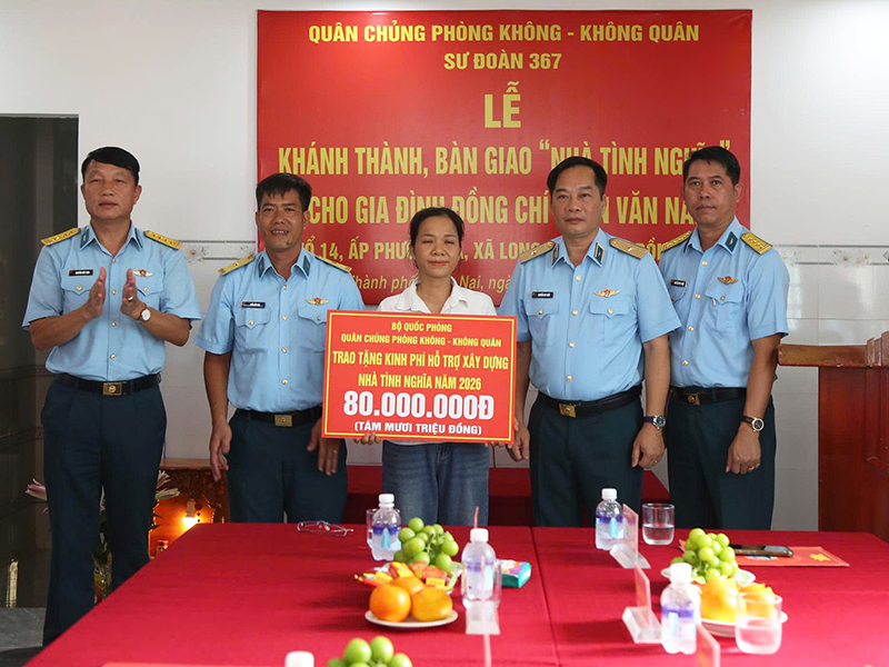 Qu&acirc;n chủng Ph&ograve;ng kh&ocirc;ng - Kh&ocirc;ng qu&acirc;n kh&aacute;nh th&agrave;nh, b&agrave;n giao &ldquo;Nh&agrave; t&igrave;nh nghĩa&rdquo; tặng gia đ&igrave;nh Thiếu t&aacute; Trần Văn Nai