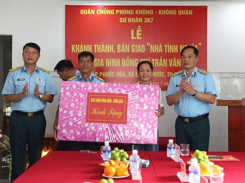 Qu&acirc;n chủng Ph&ograve;ng kh&ocirc;ng - Kh&ocirc;ng qu&acirc;n kh&aacute;nh th&agrave;nh, b&agrave;n giao &ldquo;Nh&agrave; t&igrave;nh nghĩa&rdquo; tặng gia đ&igrave;nh Thiếu t&aacute; Trần Văn Nai