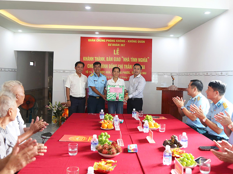 Qu&acirc;n chủng Ph&ograve;ng kh&ocirc;ng - Kh&ocirc;ng qu&acirc;n kh&aacute;nh th&agrave;nh, b&agrave;n giao &ldquo;Nh&agrave; t&igrave;nh nghĩa&rdquo; tặng gia đ&igrave;nh Thiếu t&aacute; Trần Văn Nai