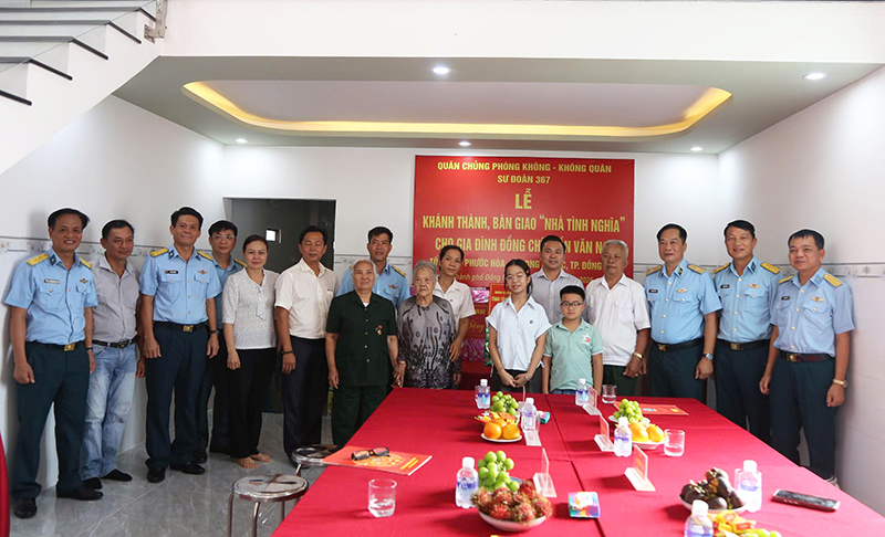 Qu&acirc;n chủng Ph&ograve;ng kh&ocirc;ng - Kh&ocirc;ng qu&acirc;n kh&aacute;nh th&agrave;nh, b&agrave;n giao &ldquo;Nh&agrave; t&igrave;nh nghĩa&rdquo; tặng gia đ&igrave;nh Thiếu t&aacute; Trần Văn Nai