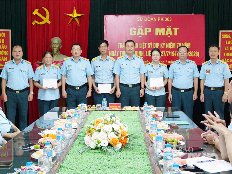 Sư đo&agrave;n 363 tổ chức Gặp mặt th&acirc;n nh&acirc;n liệt sĩ v&agrave; thăm, tặng qu&agrave; c&aacute;c gia đ&igrave;nh ch&iacute;nh s&aacute;ch tr&ecirc;n địa b&agrave;n đ&oacute;ng qu&acirc;n