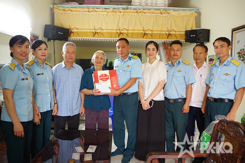 Sư đo&agrave;n 363 tổ chức Gặp mặt th&acirc;n nh&acirc;n liệt sĩ v&agrave; thăm, tặng qu&agrave; c&aacute;c gia đ&igrave;nh ch&iacute;nh s&aacute;ch tr&ecirc;n địa b&agrave;n đ&oacute;ng qu&acirc;n