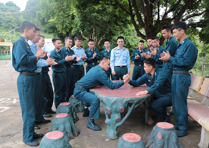 Tết với lính canh trời vùng biên