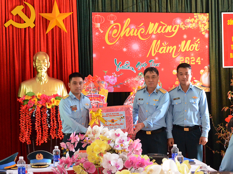 Quân chủng Phòng không - Không quân kiểm tra sẵn sàng chiến đấu và chúc Tết các đơn vị khu vực Miền Trung