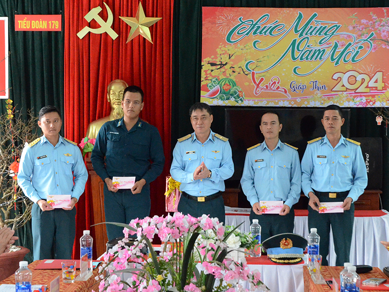 Quân chủng Phòng không - Không quân kiểm tra sẵn sàng chiến đấu và chúc Tết các đơn vị khu vực Miền Trung