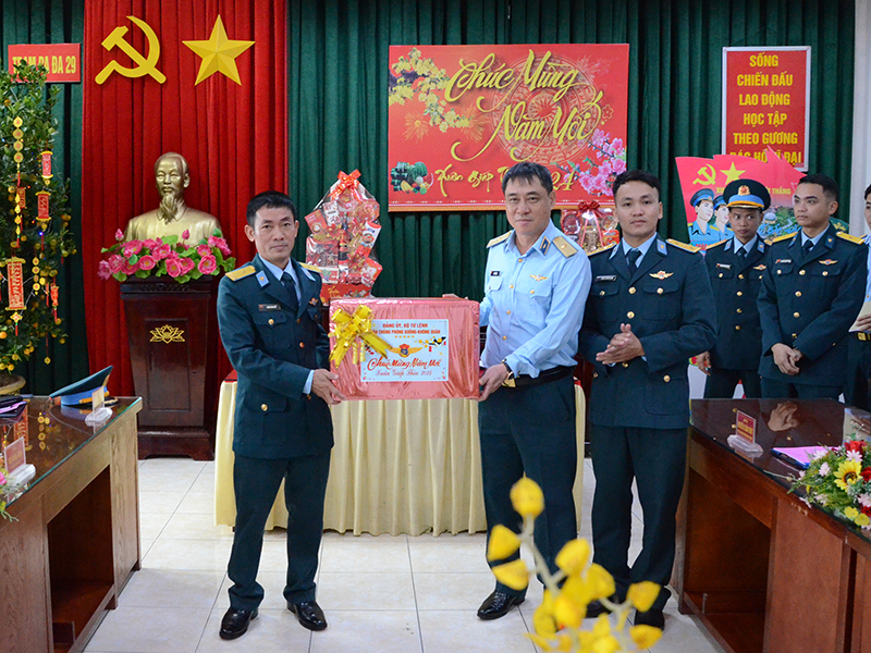 Quân chủng Phòng không - Không quân kiểm tra sẵn sàng chiến đấu và chúc Tết các đơn vị khu vực Miền Trung