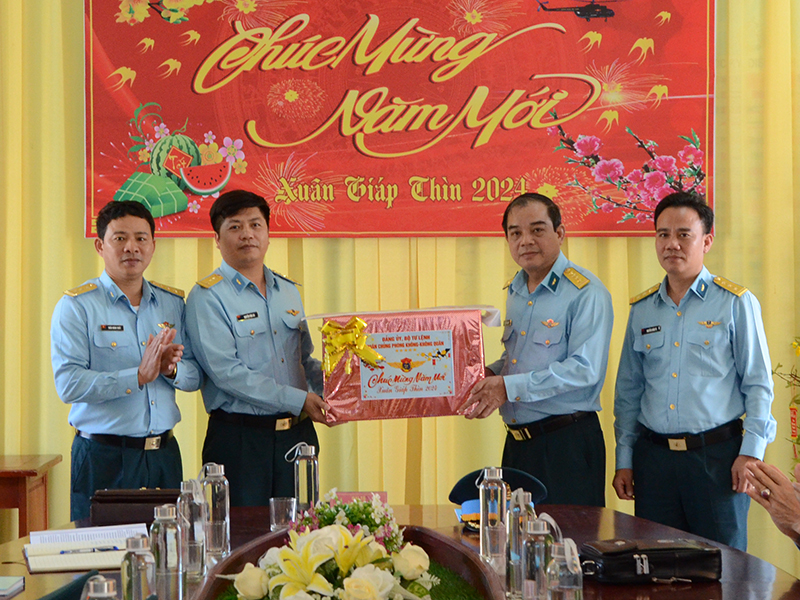 Quân chủng Phòng không - Không quân kiểm tra sẵn sàng chiến đấu và chúc Tết các đơn vị khu vực Miền Trung