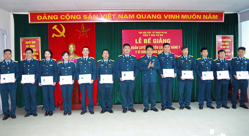 Cục Hậu cần - Kỹ thuật bế giảng lớp huấn luyện chuyển loại y sĩ hàng y, Y sĩ dinh dưỡng năm 2024