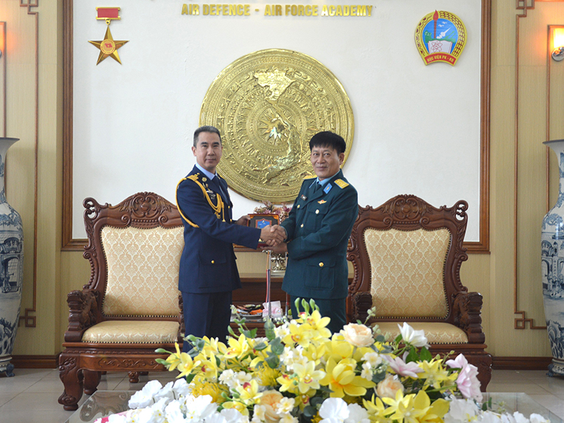 Đoàn Tùy viên Không quân Thái Lan thăm và làm việc tại Học viện Phòng không - Không quân