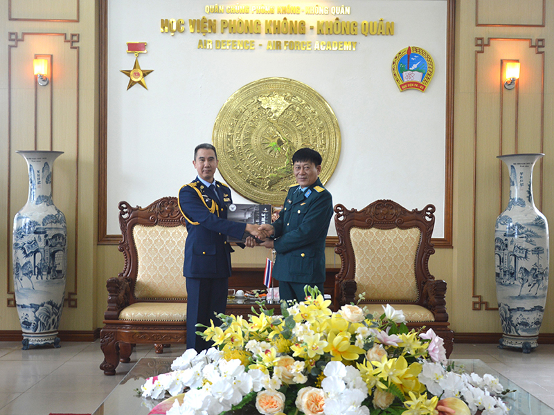 Đoàn Tùy viên Không quân Thái Lan thăm và làm việc tại Học viện Phòng không - Không quân