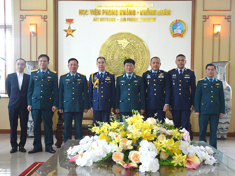 Đoàn Tùy viên Không quân Thái Lan thăm và làm việc tại Học viện Phòng không - Không quân
