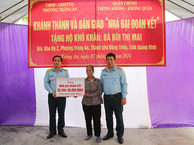 Quân chủng Phòng không - Không quân khánh thành và bàn giao “Nhà đại đoàn kết” tặng gia đình bà Bùi Thị Mai