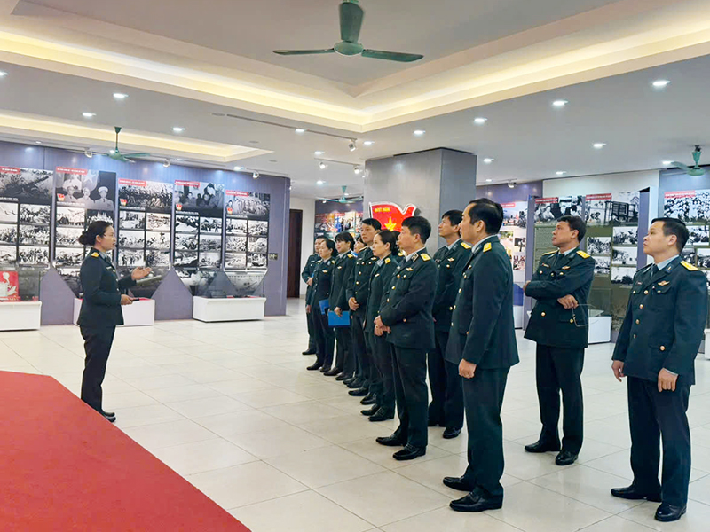 Cục Chính trị Phòng không - Không quân tổ chức duyệt Triển lãm chuyên đề “Những mốc son lịch sử - Sứ mệnh vẻ vang”