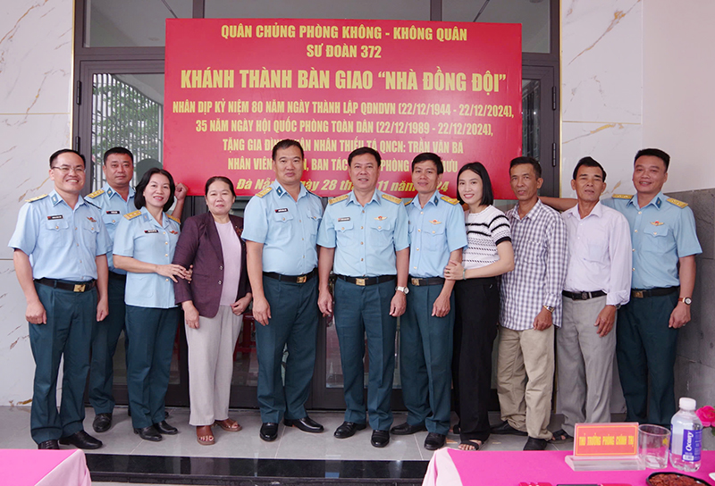 Sư đoàn 372 bàn giao “Nhà đồng đội” tặng Thiếu tá QNCN Trần Văn Bá