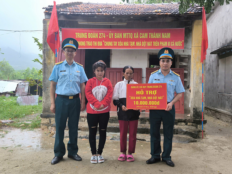 Trung đoàn 274 hỗ trợ xoá nhà tạm, nhà dột nát trên địa bàn xã Cam Thành Nam, TP Cam Ranh, tỉnh Khánh Hòa