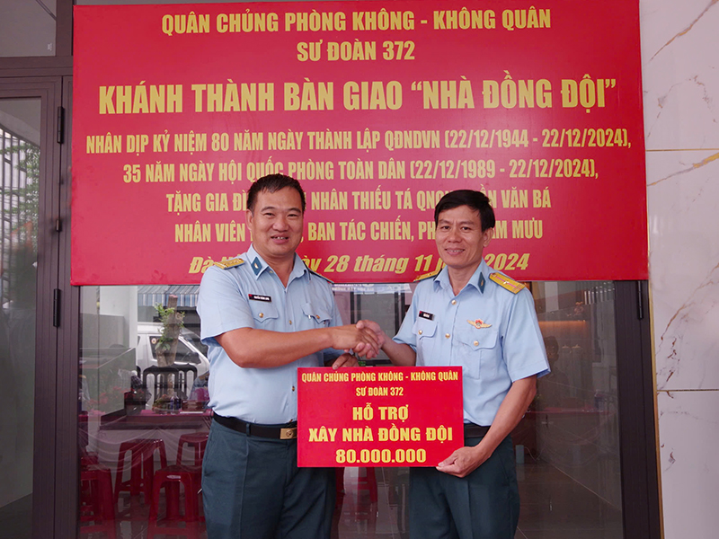 Sư đoàn 372 bàn giao “Nhà đồng đội” tặng Thiếu tá QNCN Trần Văn Bá