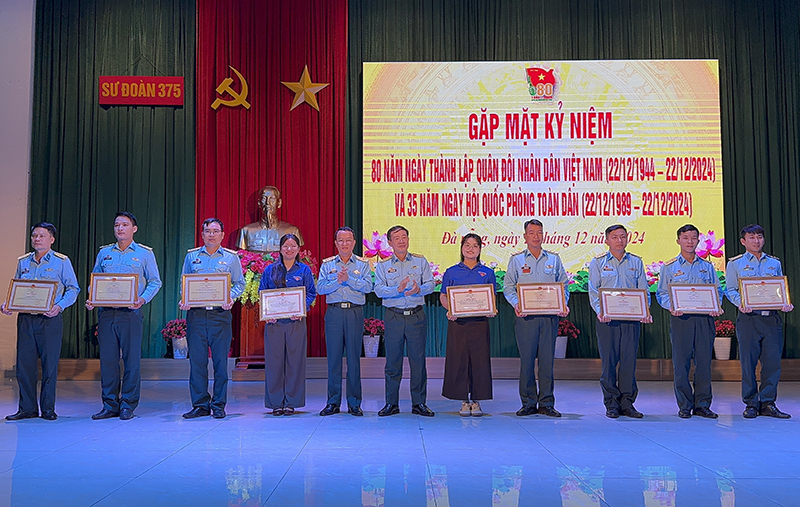 Sư đoàn 375 tổ chức Gặp mặt kỷ niệm 80 năm Ngày thành lập Quân đội nhân dân Việt Nam và 35 năm Ngày hội quốc phòng toàn dân