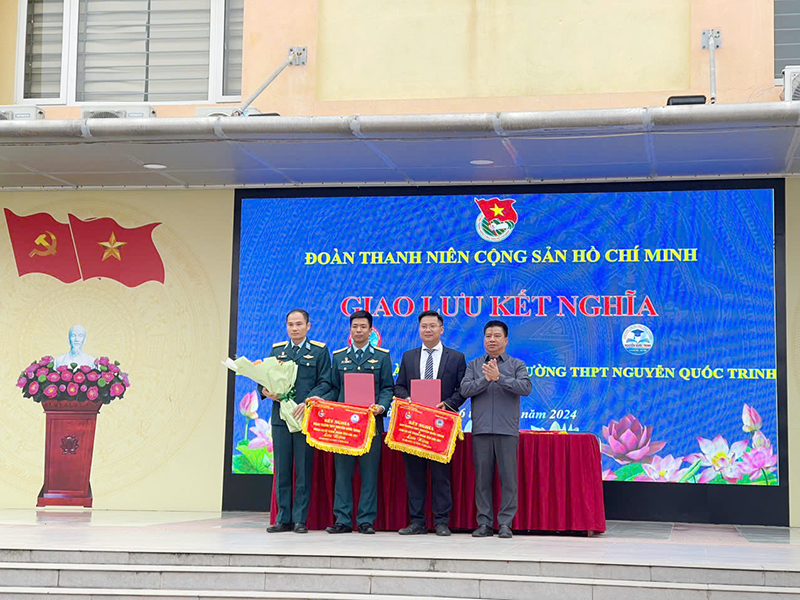 Đoàn cơ sở Trung đoàn 257 giao lưu kết nghĩa với Đoàn Trường Trung học phổ thông Nguyễn Quốc Trinh