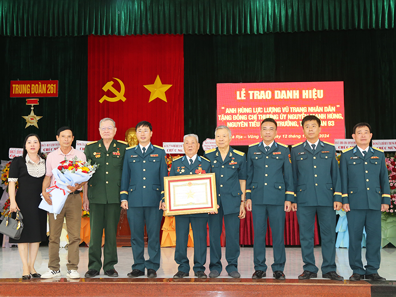 Trung đoàn 261 tổ chức Lễ trao danh hiệu “Anh hùng Lực lượng vũ trang nhân dân” Tặng đồng chí Thượng úy Nguyễn Mạnh Hùng