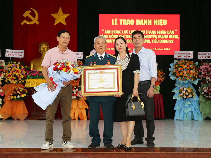 Trung đoàn 261 tổ chức Lễ trao danh hiệu “Anh hùng Lực lượng vũ trang nhân dân” Tặng đồng chí Thượng úy Nguyễn Mạnh Hùng