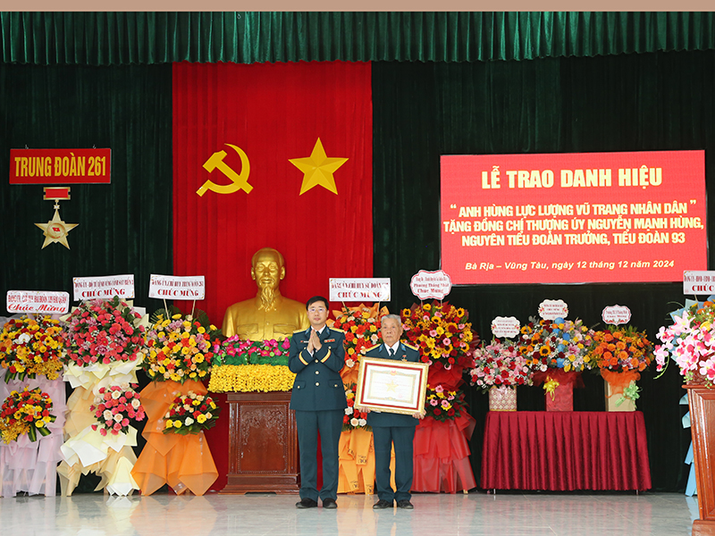 Trung đoàn 261 tổ chức Lễ trao danh hiệu “Anh hùng Lực lượng vũ trang nhân dân” tặng Thượng úy Nguyễn Mạnh Hùng