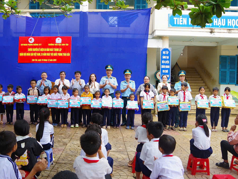 Sư đoàn 377 làm công tác dân vận trên địa bàn huyện Cam Lâm, tỉnh Khánh Hòa