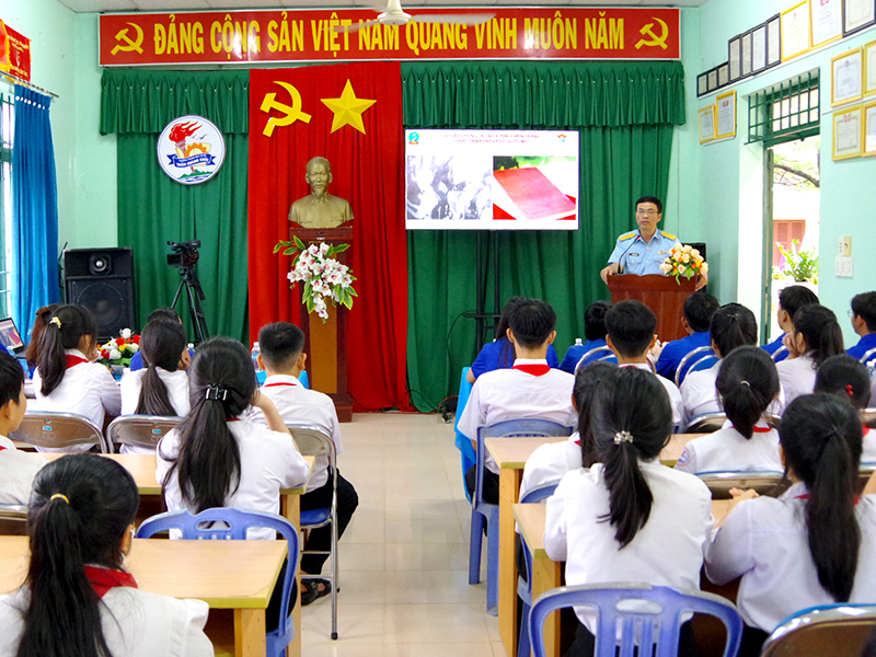 Sư đoàn 377 làm công tác dân vận trên địa bàn huyện Cam Lâm, tỉnh Khánh Hòa