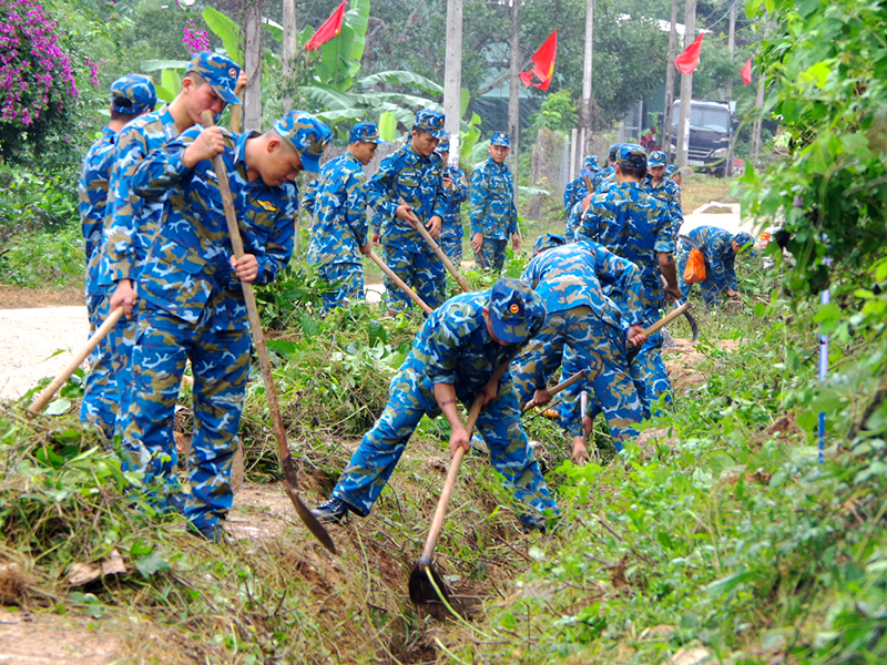 Sư đoàn 377 làm công tác dân vận trên địa bàn huyện Cam Lâm, tỉnh Khánh Hòa