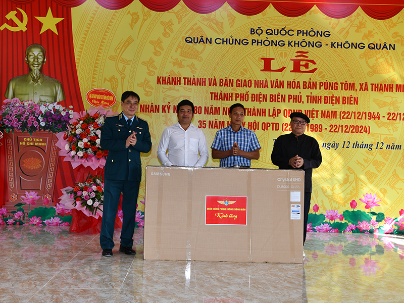 Quân chủng Phòng không - Không quân khánh thành và bàn giao Nhà văn hóa bản Púng Tôm, xã Thanh Minh, TP Điện Biên Phủ, tỉnh Điện Biên