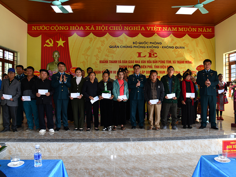 Quân chủng Phòng không - Không quân khánh thành và bàn giao Nhà văn hóa bản Púng Tôm, xã Thanh Minh, TP Điện Biên Phủ, tỉnh Điện Biên