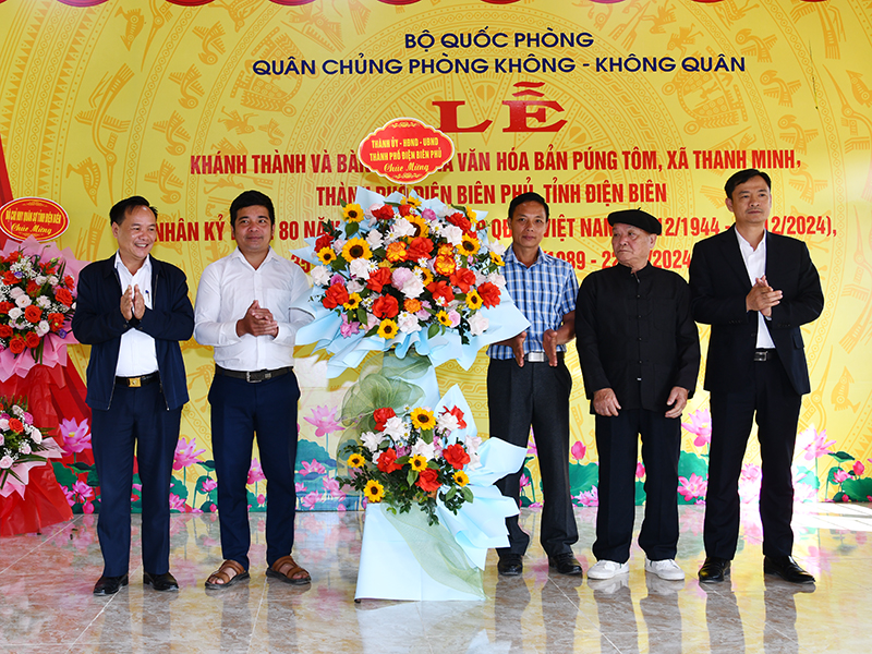 Quân chủng Phòng không - Không quân khánh thành và bàn giao Nhà văn hóa bản Púng Tôm, xã Thanh Minh, TP Điện Biên Phủ, tỉnh Điện Biên
