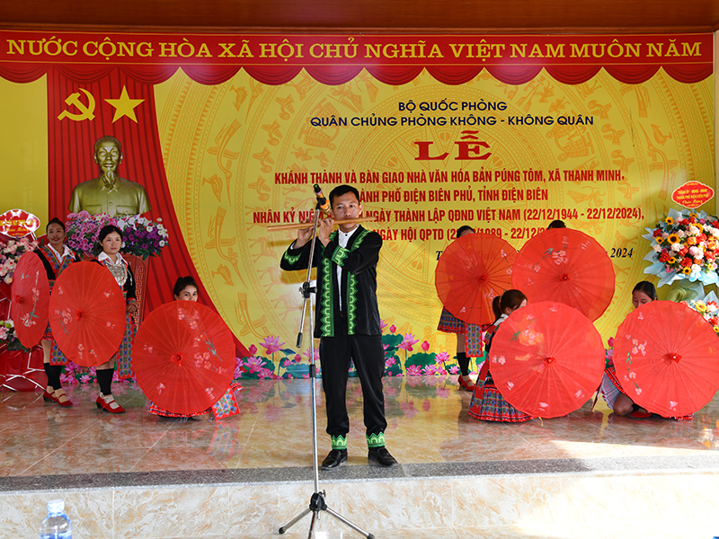 Quân chủng Phòng không - Không quân khánh thành và bàn giao Nhà văn hóa bản Púng Tôm, xã Thanh Minh, TP Điện Biên Phủ, tỉnh Điện Biên