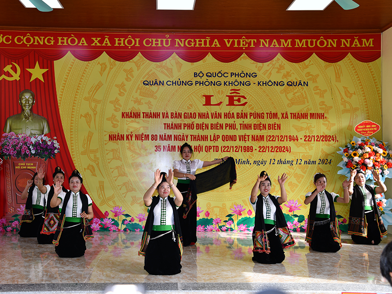 Quân chủng Phòng không - Không quân khánh thành và bàn giao Nhà văn hóa bản Púng Tôm, xã Thanh Minh, TP Điện Biên Phủ, tỉnh Điện Biên