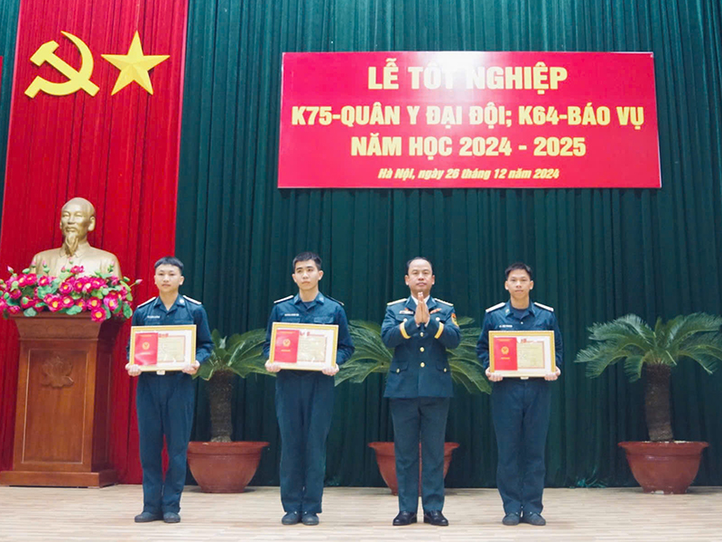 Trường Cao đẳng Kỹ thuật Phòng không - Không quân tổ chức Lễ tốt nghiệp các khóa ra trường năm học 2024-2025