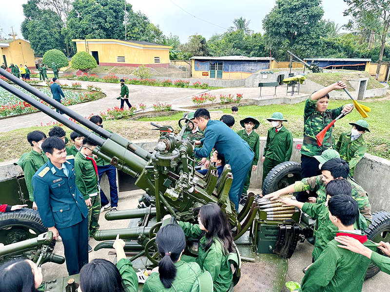 Trung đoàn 240 phối hợp tổ chức Chương trình sinh hoạt chuyên đề ngoại khóa với chủ đề “Tuổi trẻ tự hào và phát huy truyền thống lịch sử quê hương”