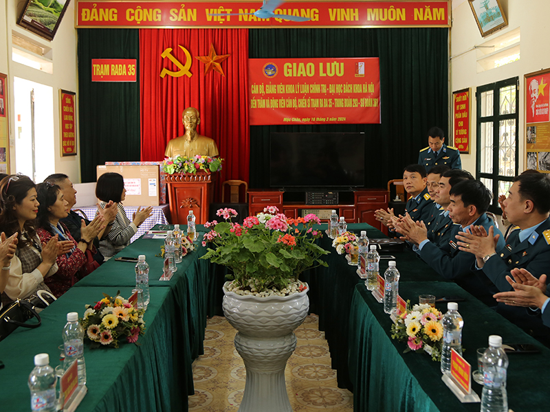 Đoàn cán bộ, giảng viên Khoa Lý luận chính trị, Đại học Bách khoa Hà Nội thăm và động viên cán bộ, chiến sĩ Trạm Ra đa 35, Trung đoàn 293