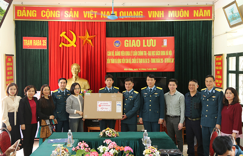 Đoàn cán bộ, giảng viên Khoa Lý luận chính trị, Đại học Bách khoa Hà Nội thăm và động viên cán bộ, chiến sĩ Trạm Ra đa 35, Trung đoàn 293