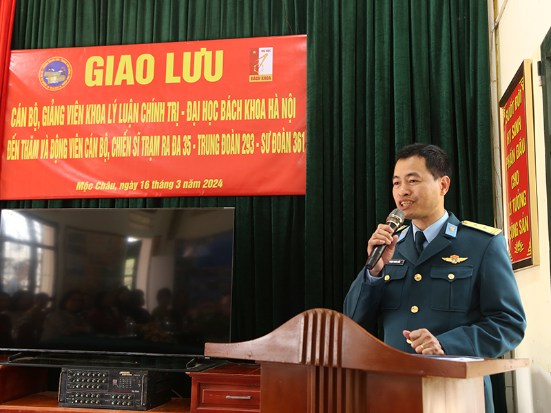 Đoàn cán bộ, giảng viên Khoa Lý luận chính trị, Đại học Bách khoa Hà Nội thăm và động viên cán bộ, chiến sĩ Trạm Ra đa 35, Trung đoàn 293