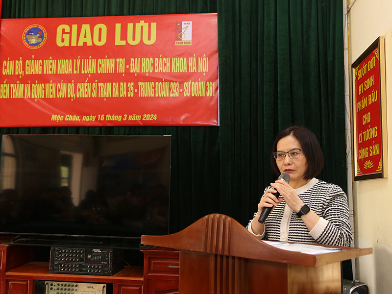 Đoàn cán bộ, giảng viên Khoa Lý luận chính trị, Đại học Bách khoa Hà Nội thăm và động viên cán bộ, chiến sĩ Trạm Ra đa 35, Trung đoàn 293