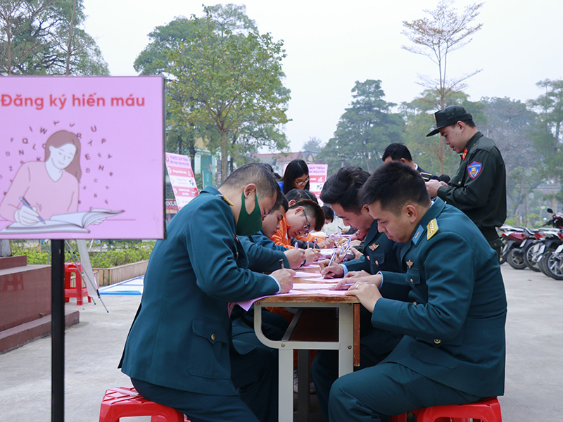 Trung đoàn 921 tham gia hiến máu tình nguyện tại Chương trình “Chủ nhật đỏ”