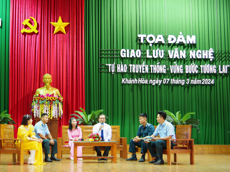 Trường Sĩ quan Không quân tổ chức Tọa đàm, giao lưu văn nghệ “Tự hào truyền thống - Vững bước tương lai”